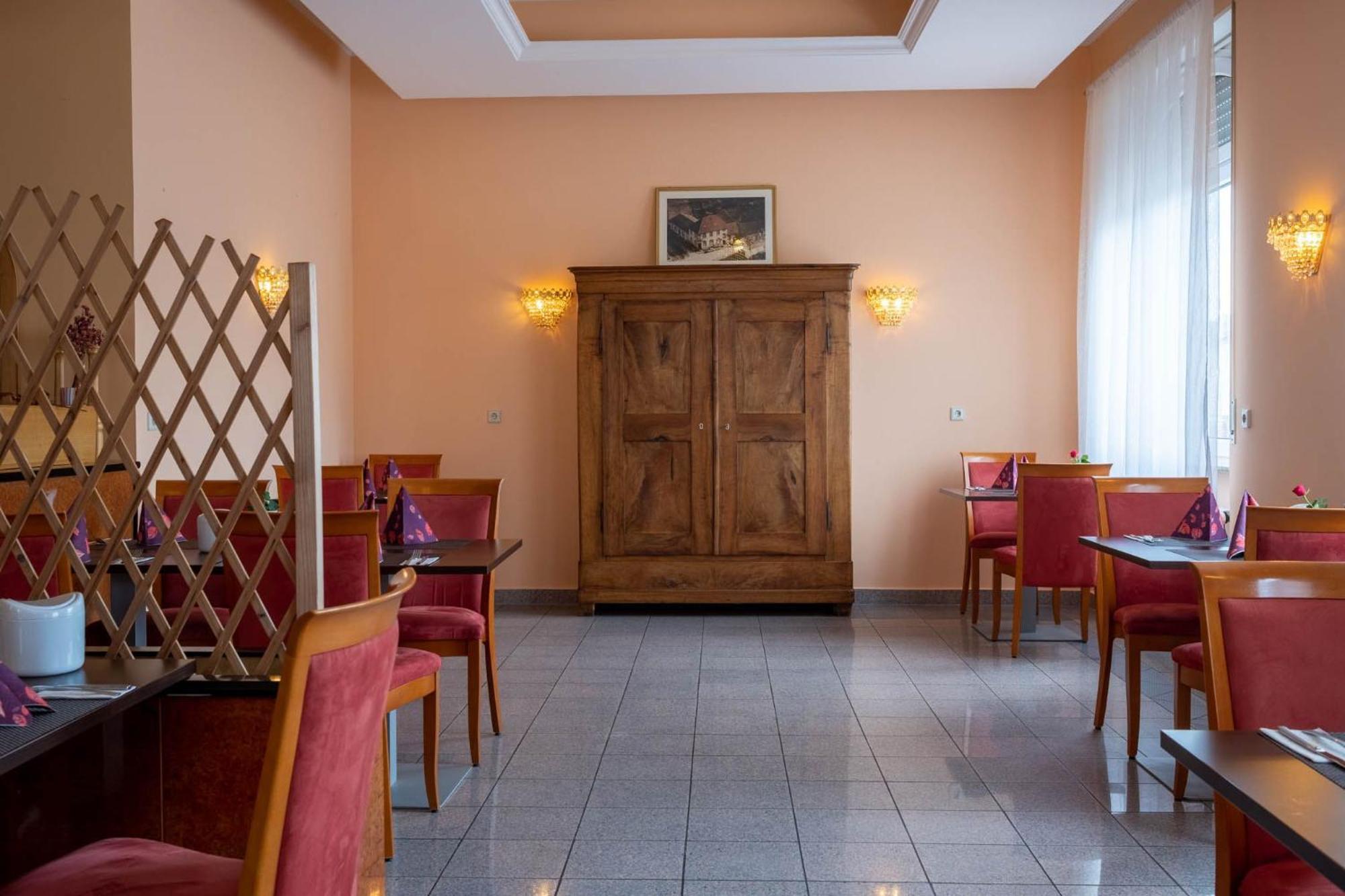 Kraichtaler Hof Hotel Екстериор снимка